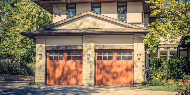 how long should a garage door last